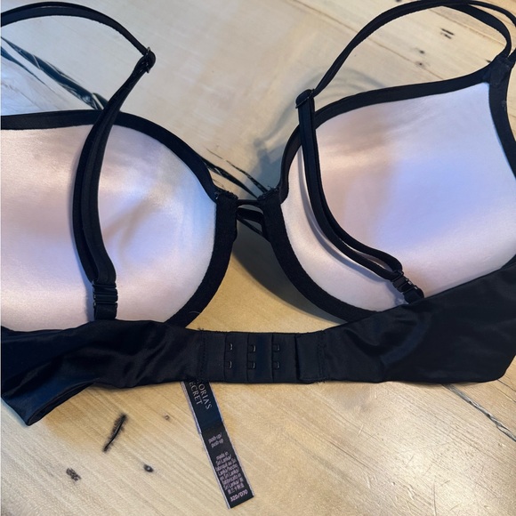 Victoria's Secret - Very Sexy Bra 32D - Picture 2 of 5